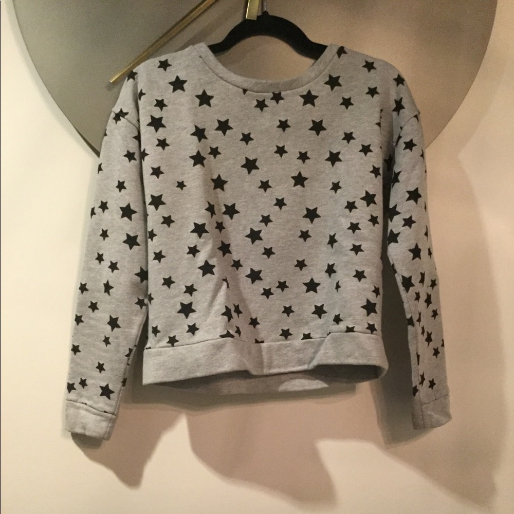 Gray crew neck sweater w/ stars.